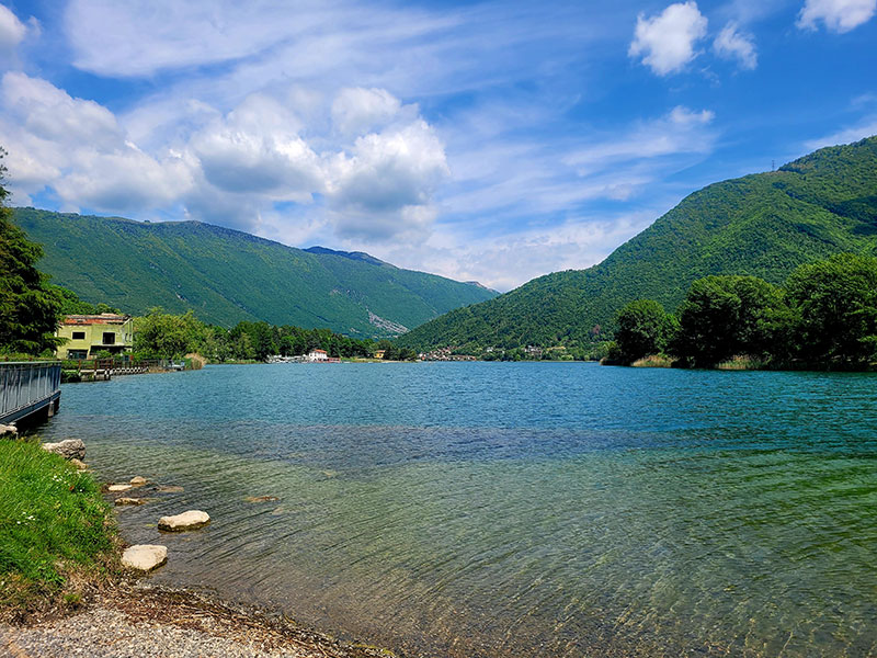 Acqua trasparente e pulita al Lago di Endine