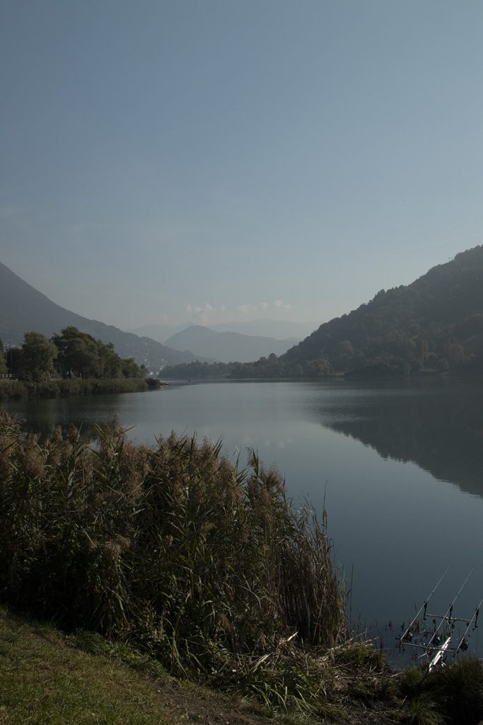Fotografia del paesaggio del Lago di Endine dalla postazione di carpfishing Acquedotto
